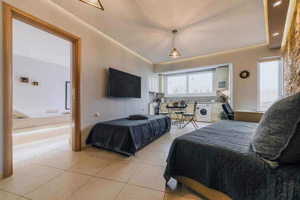 TV and multimedia, Living room, Photo of the whole room, Seating area, Evening entertainment, Bedroom