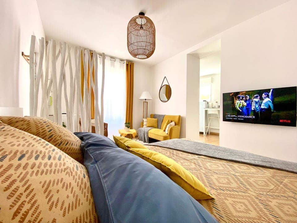 Bed, TV and multimedia, Photo of the whole room, Bedroom