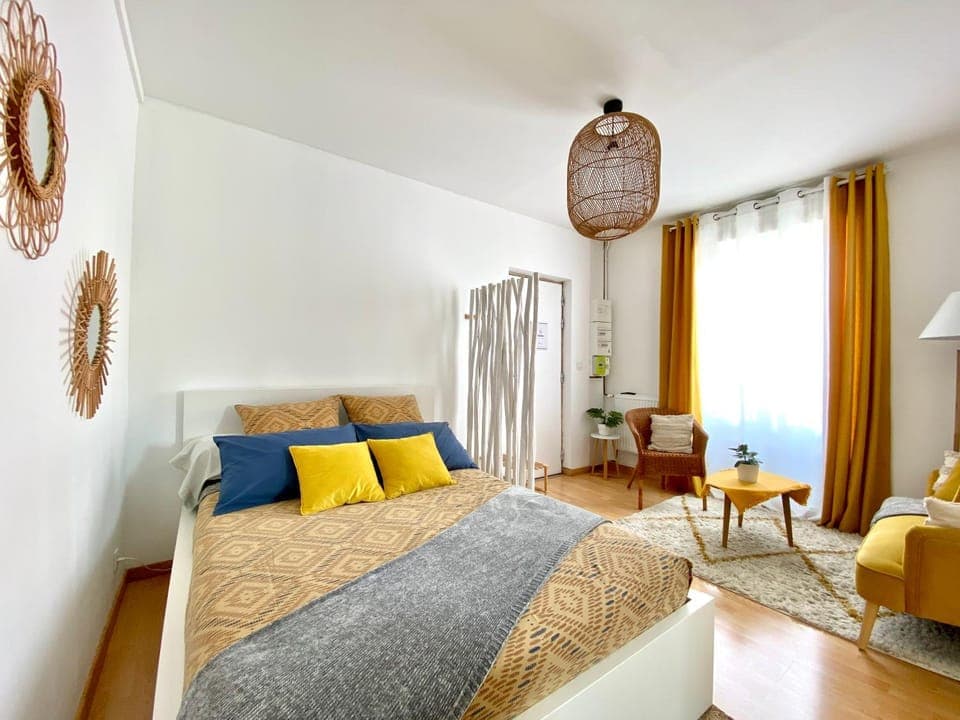 Bed, Living room, Photo of the whole room, Seating area, Bedroom