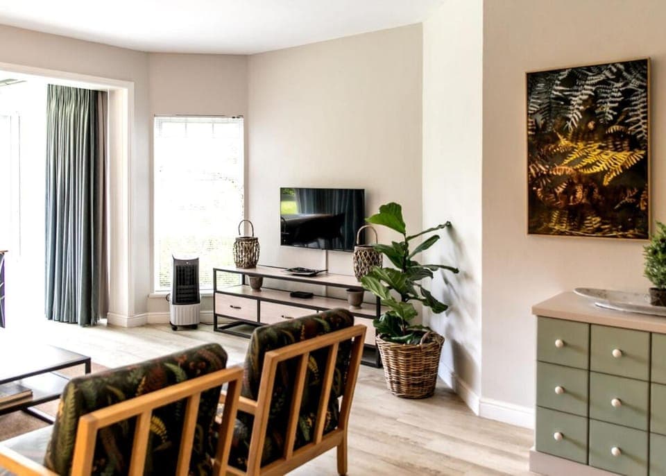 Communal lounge/ TV room, TV and multimedia, Living room, Seating area