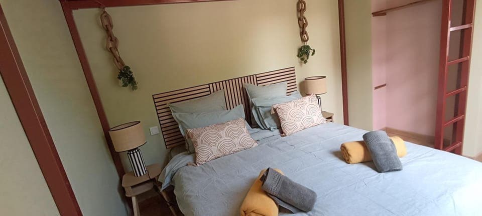 Photo of the whole room, Bedroom