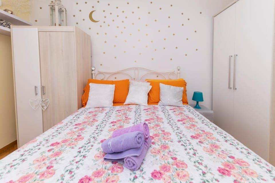 Bed, Bedroom, towels, wardrobe