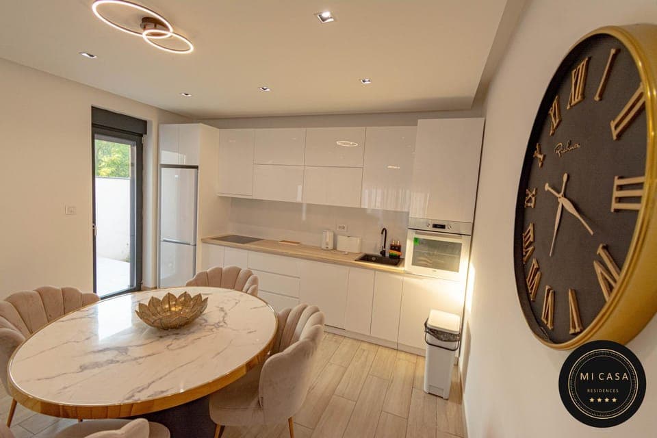 Kitchen or kitchenette, Decorative detail, Dining area, minibar, pet friendly, stove