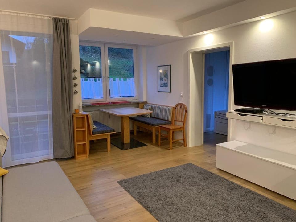 TV and multimedia, Living room, Seating area, Dining area