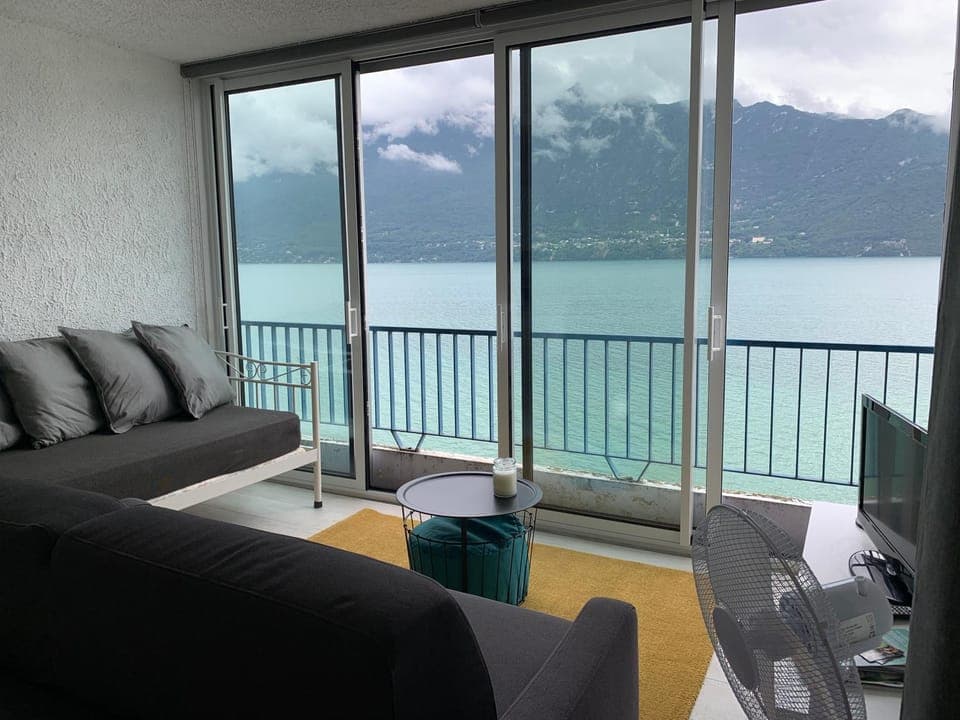 Living room, Lake view