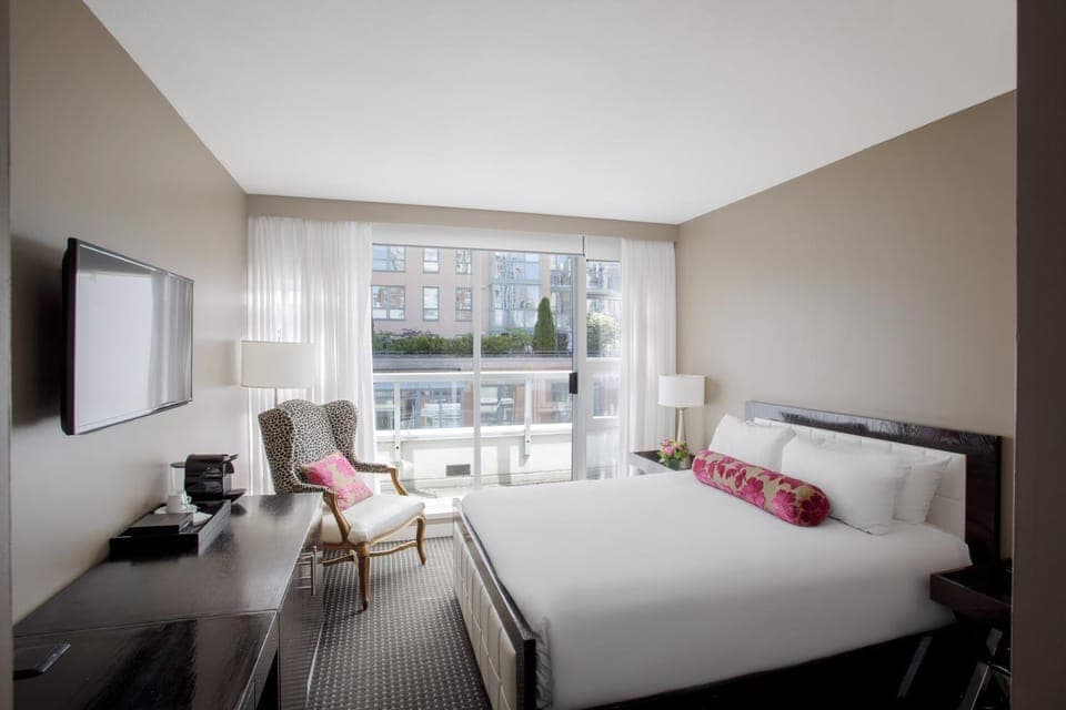 Photo of the whole room, City view