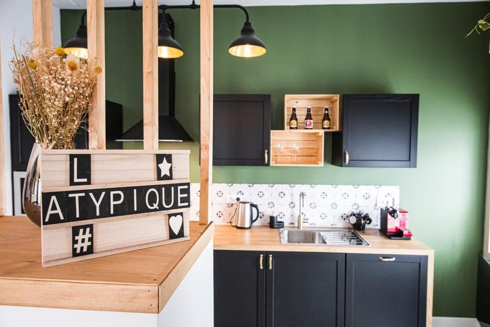 Kitchen or kitchenette, minibar