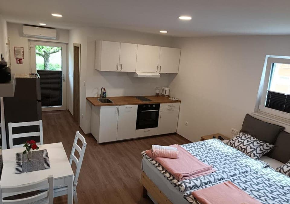 Facade/entrance, Dining area, kitchen