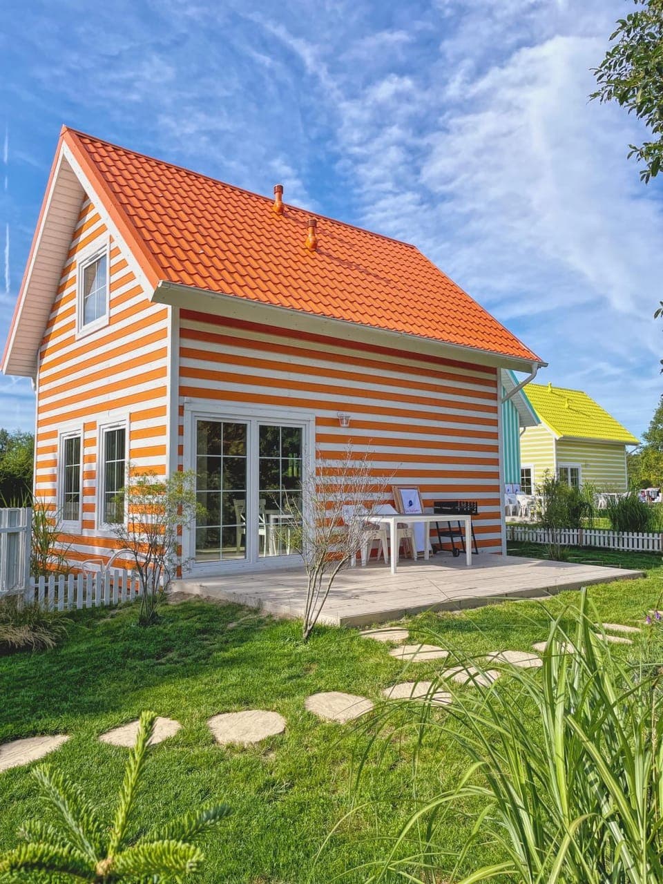 Property building, Day, Garden, Garden view