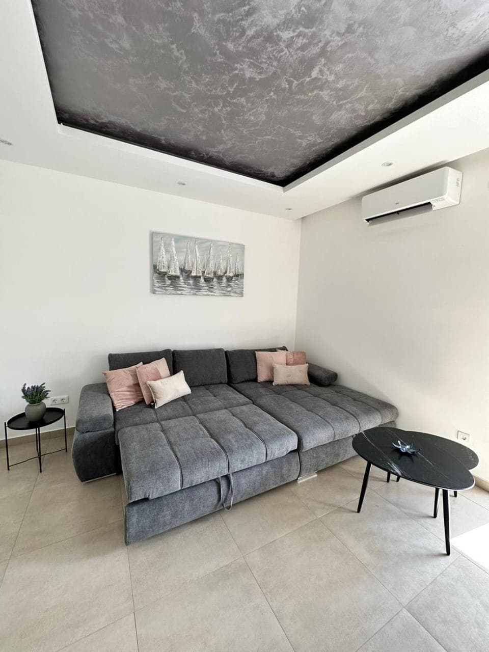 Bed, Living room, Seating area, air conditioner