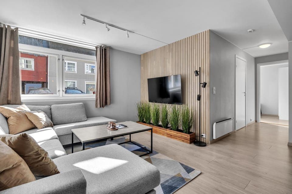 TV and multimedia, Living room, Seating area, Evening entertainment
