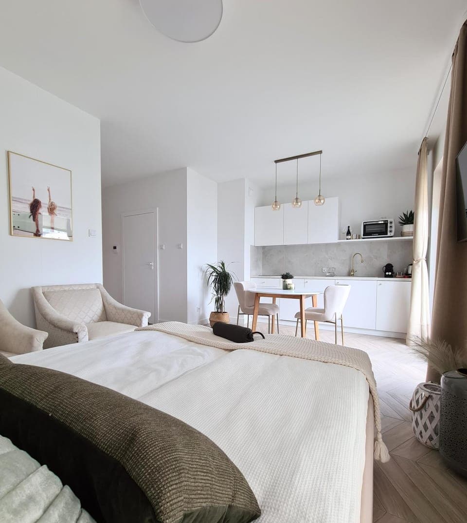 TV and multimedia, Kitchen or kitchenette, Dining area, Bedroom, furniture, pet friendly