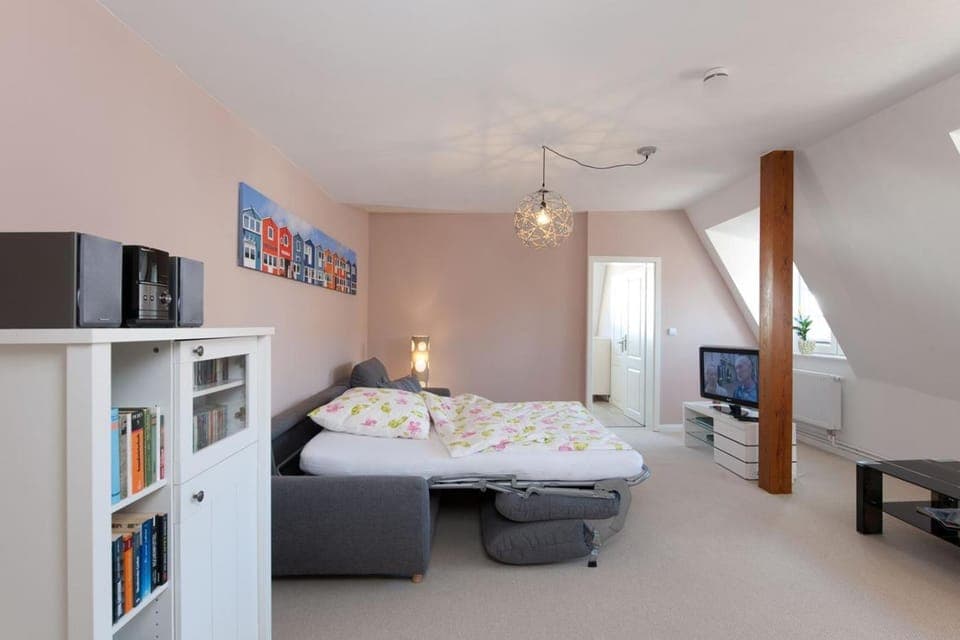 Bed, TV and multimedia, Living room