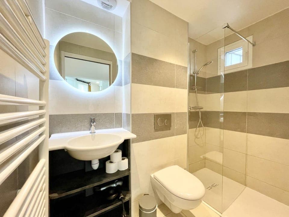 Shower, Toilet, Bathroom, hair dryier, heating