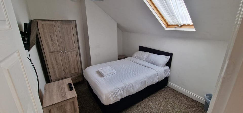 Bed, Photo of the whole room, Bedroom, wardrobe