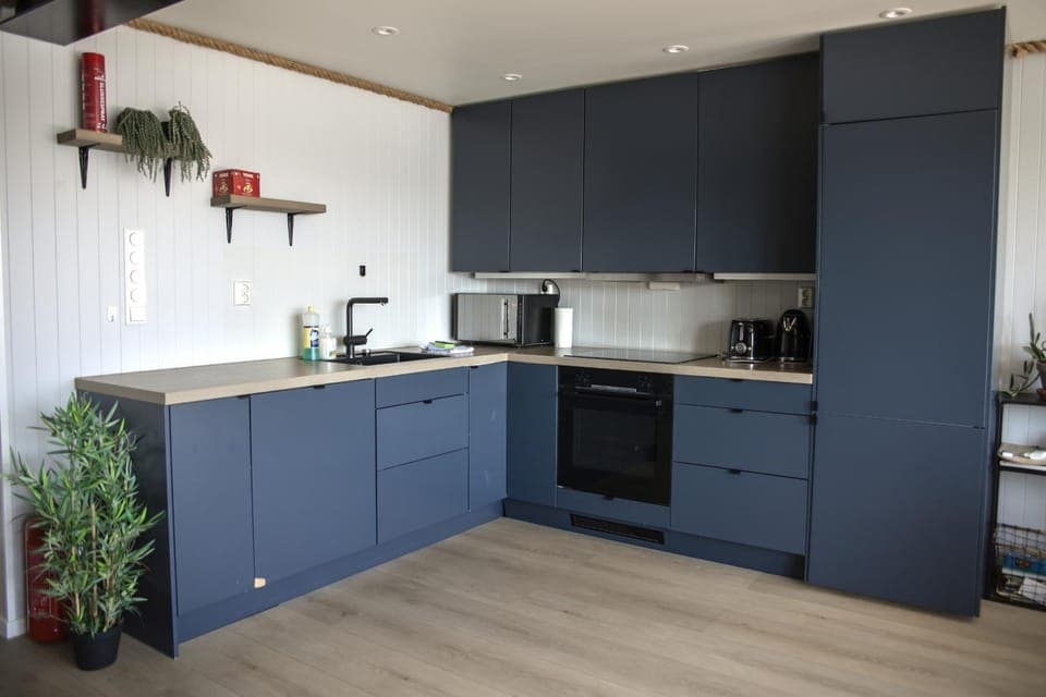 Coffee/tea facilities, Kitchen or kitchenette, dishwasher, oven, stove, kitchen