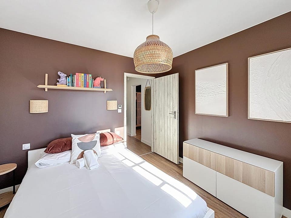 Bed, Photo of the whole room, Bedroom, storage