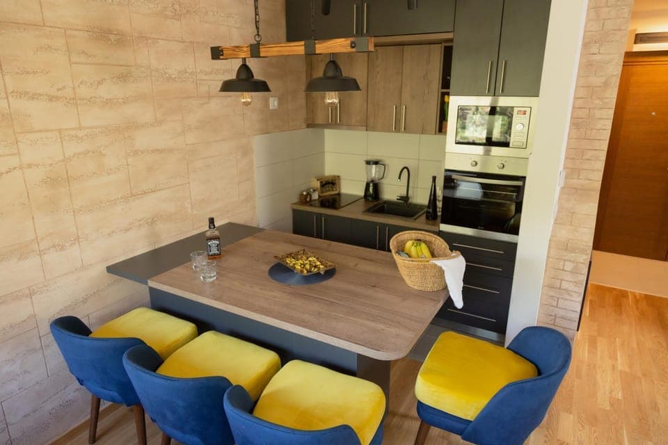 Photo of the whole room, Dining area, kitchen