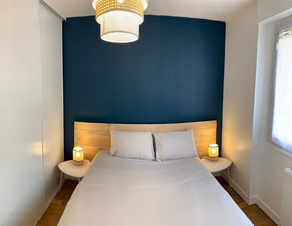 Photo of the whole room, Bedroom