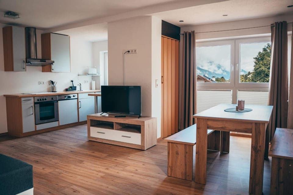 TV and multimedia, Seating area, Dining area