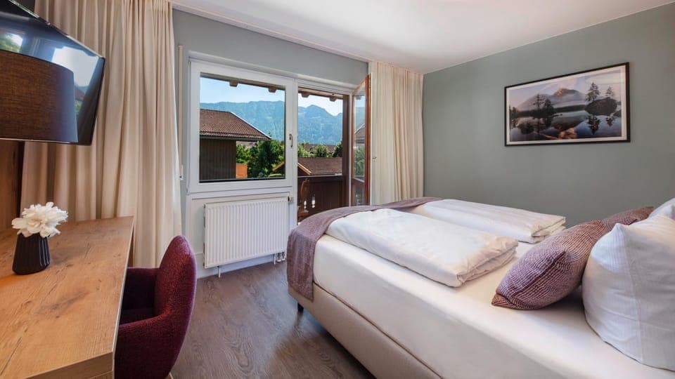 Photo of the whole room, Mountain view