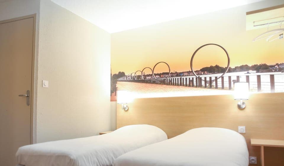 Shower, Toilet, Bed, Bathroom, TV and multimedia, Photo of the whole room, Animals, Bedroom, Pets