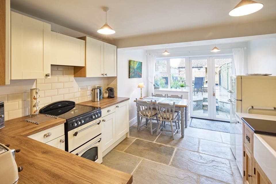 Dining area, kitchen