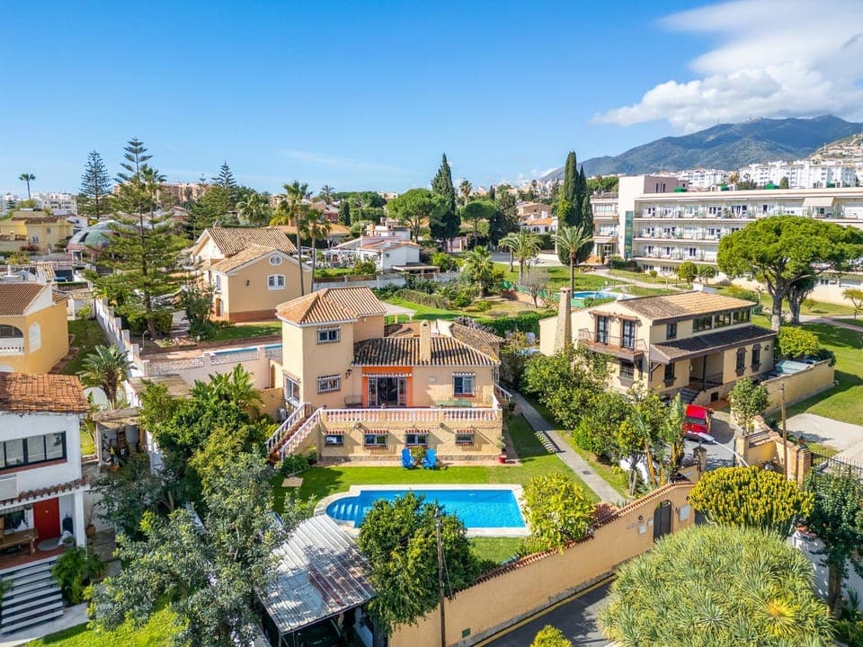 Property building, Neighbourhood, Natural landscape, Bird's eye view, Mountain view, Pool view, Street view, Swimming pool, Location, Parking