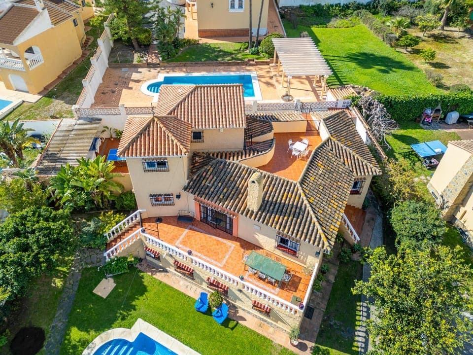 Property building, Bird's eye view, Swimming pool