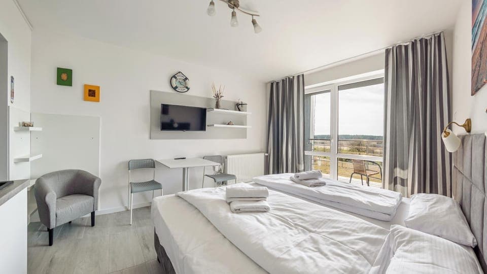 Bed, TV and multimedia, Photo of the whole room