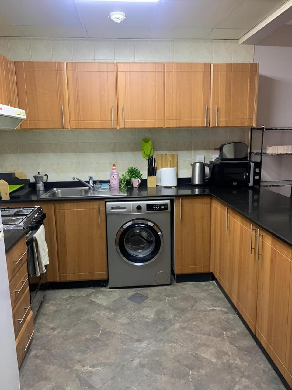 Kitchen or kitchenette, minibar, stove, toaster, washing machine