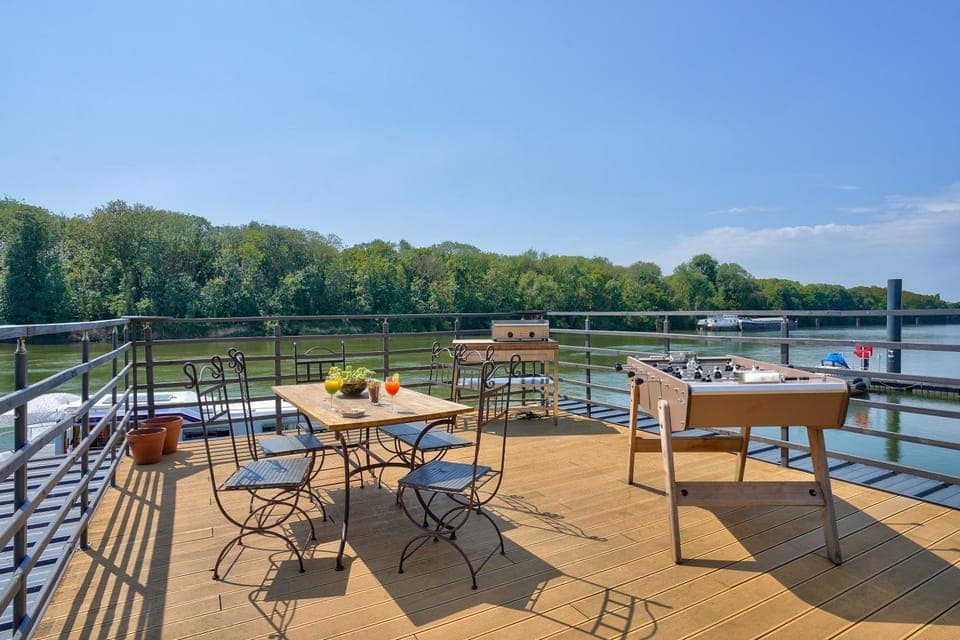 Patio, Natural landscape, BBQ facilities, Game Room, Dining area, River view