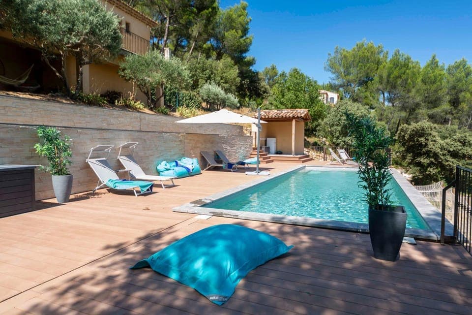 Swimming pool, sunbed