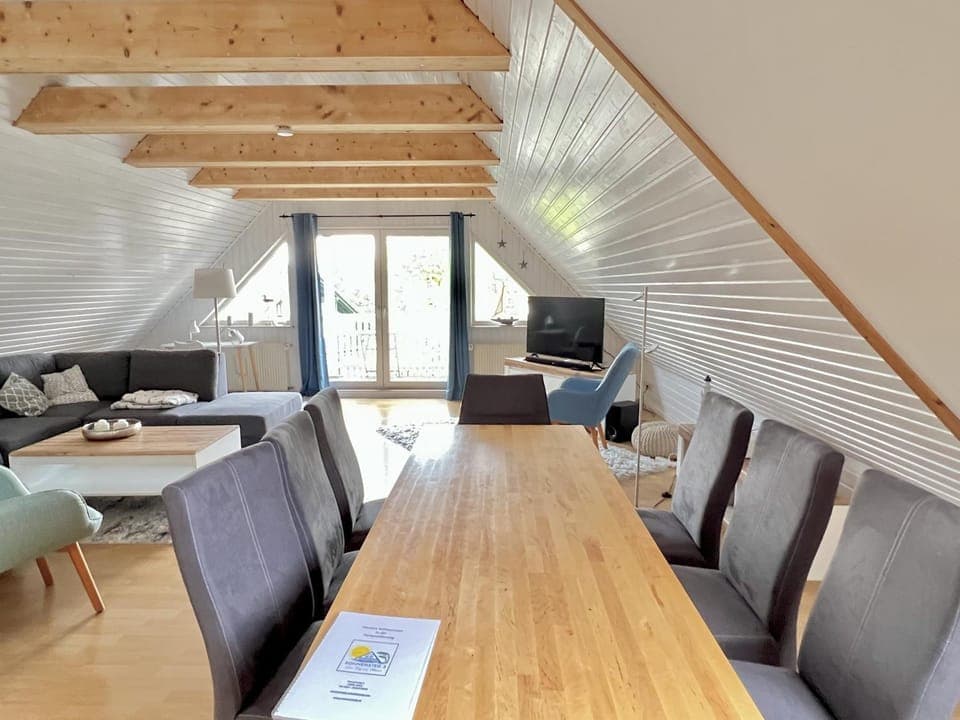 TV and multimedia, Living room, Seating area, Dining area