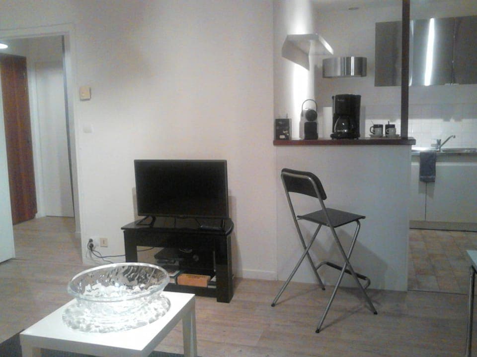 TV and multimedia, Coffee/tea facilities, Kitchen or kitchenette, Living room, Dining area, Area and facilities