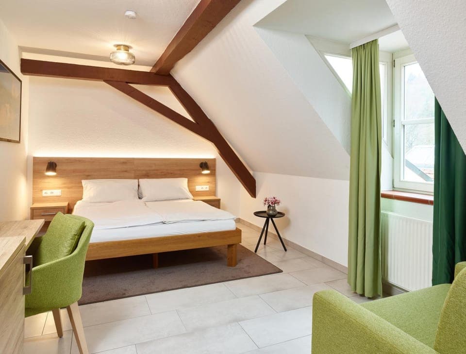 Photo of the whole room, Bedroom