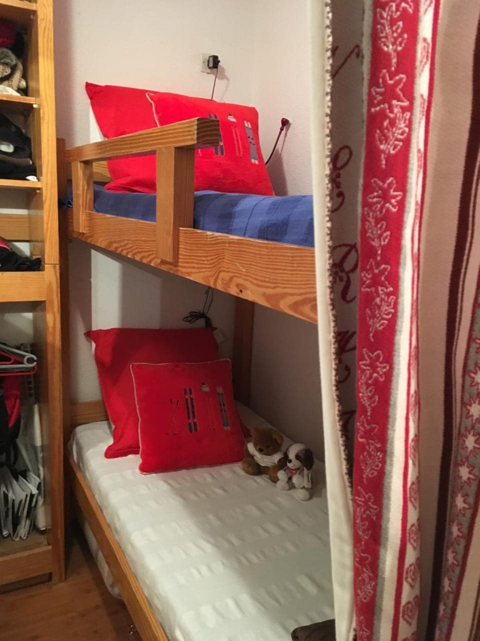 Bedroom, bunk bed