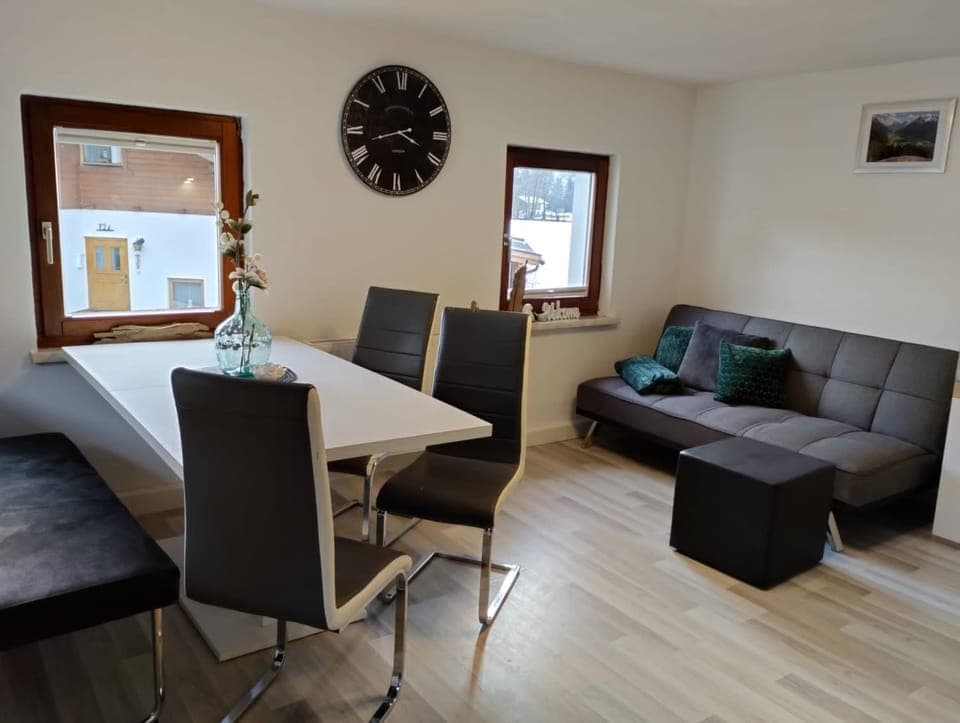 Living room, Seating area, Dining area