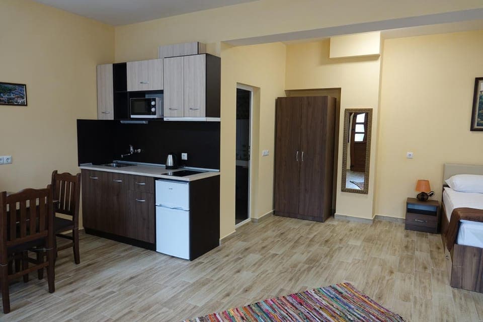 Kitchen or kitchenette, Dining area