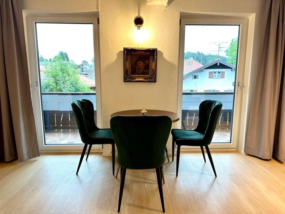 Seating area, Dining area