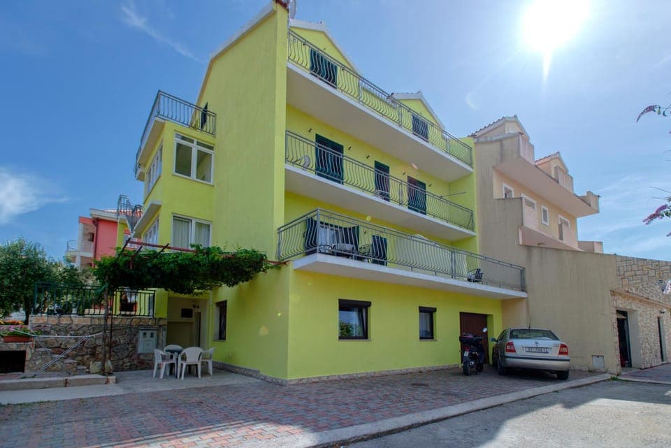 Property building, Facade/entrance, Parking