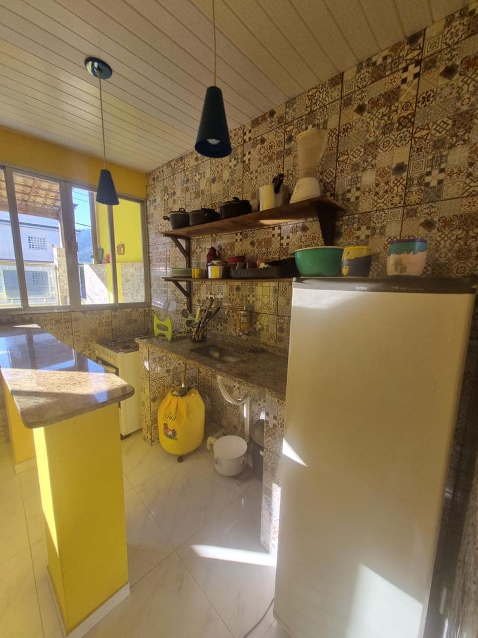 Cantinho Feliz de Muriqui / Casa amarela House in Mangaratiba