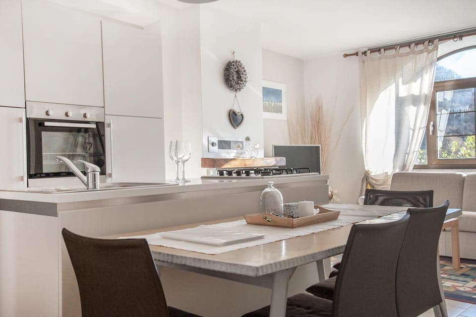 Kitchen or kitchenette, Seating area, Dining area