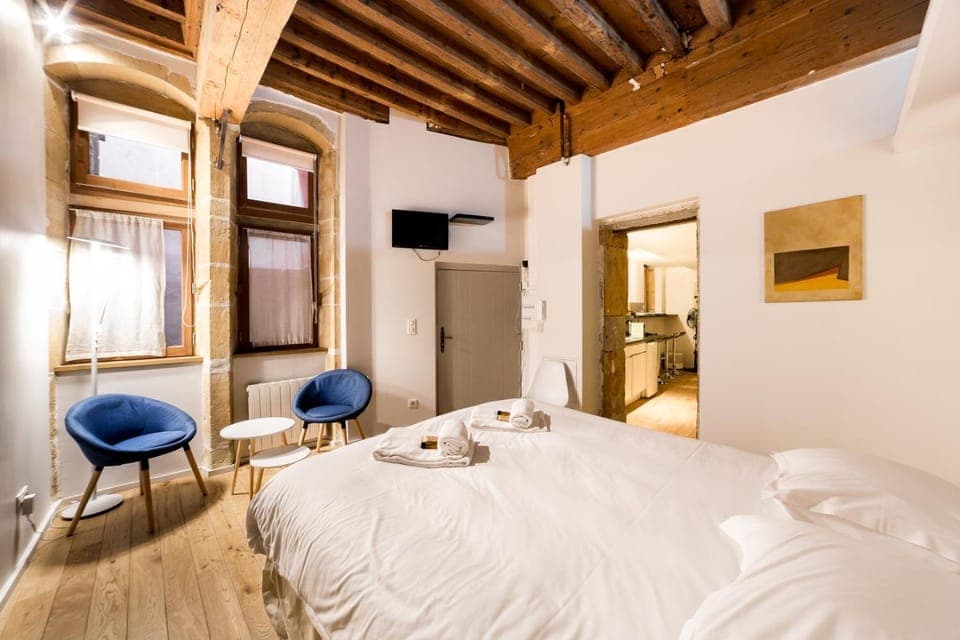 Bed, TV and multimedia, Bedroom