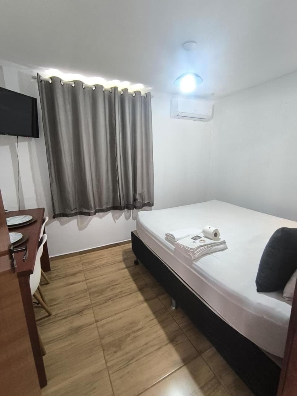 Bed, TV and multimedia, Photo of the whole room, Bedroom, towels