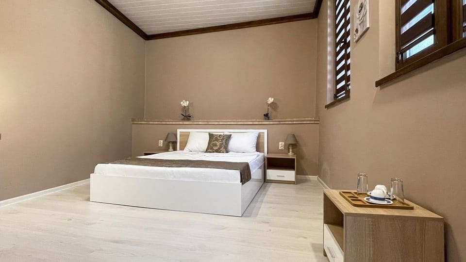 Photo of the whole room, Bedroom