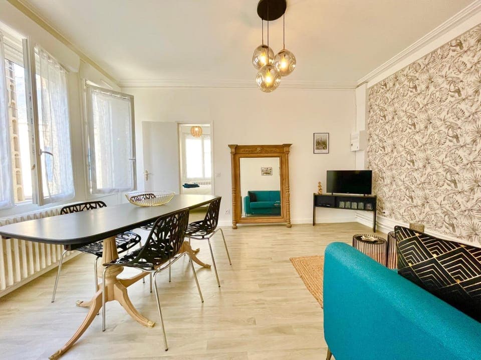 Living room, Seating area, Dining area