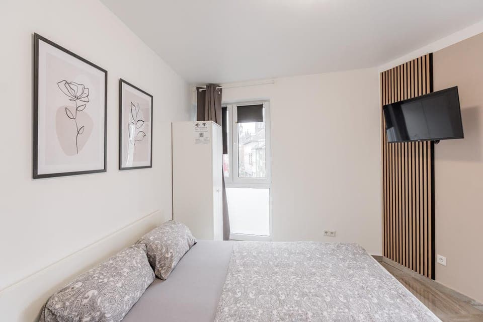 Communal lounge/ TV room, Bed, TV and multimedia, Photo of the whole room, Evening entertainment, Bedroom