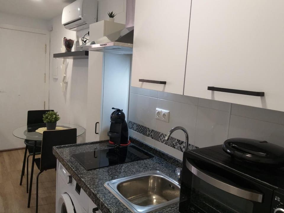 Coffee/tea facilities, Kitchen or kitchenette, Dining area, stove, toaster, washing machine