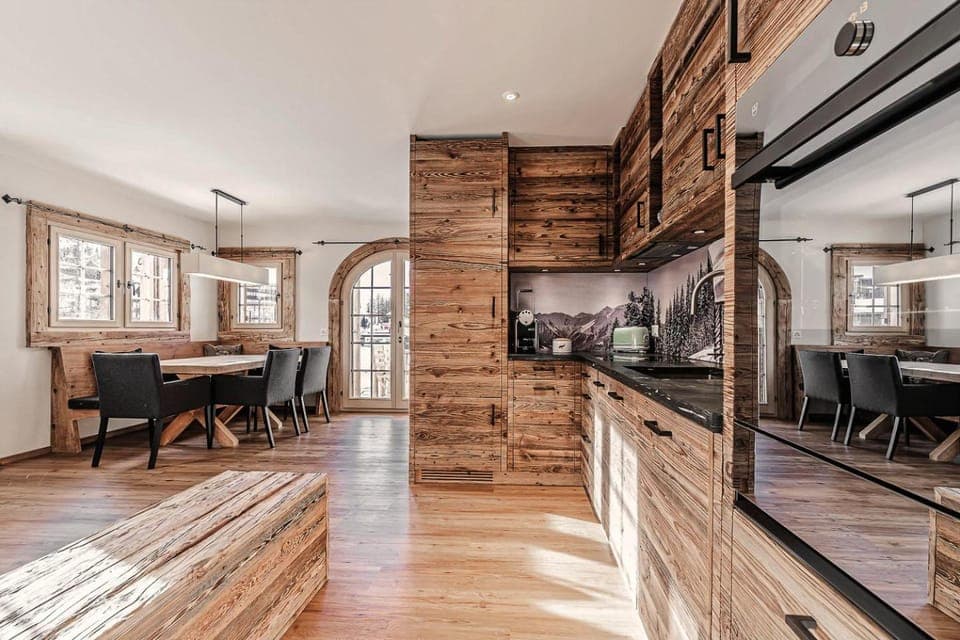 Dining area, kitchen